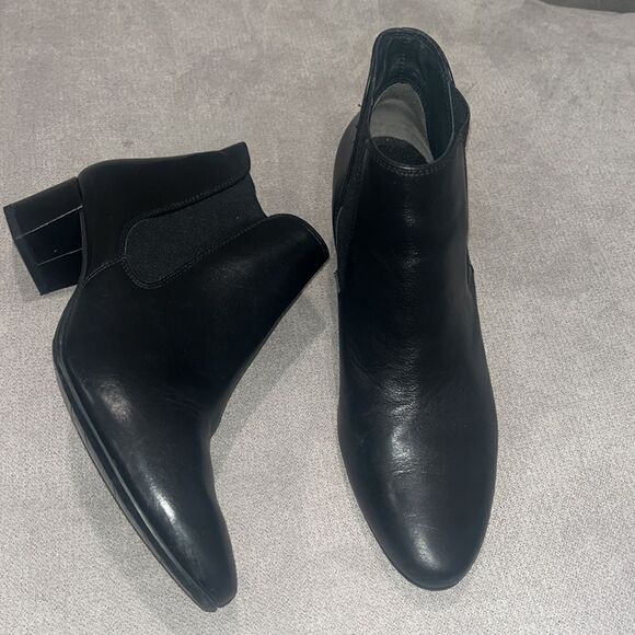 Paul Green black leather 1.5” booties - Picture 1 of 6